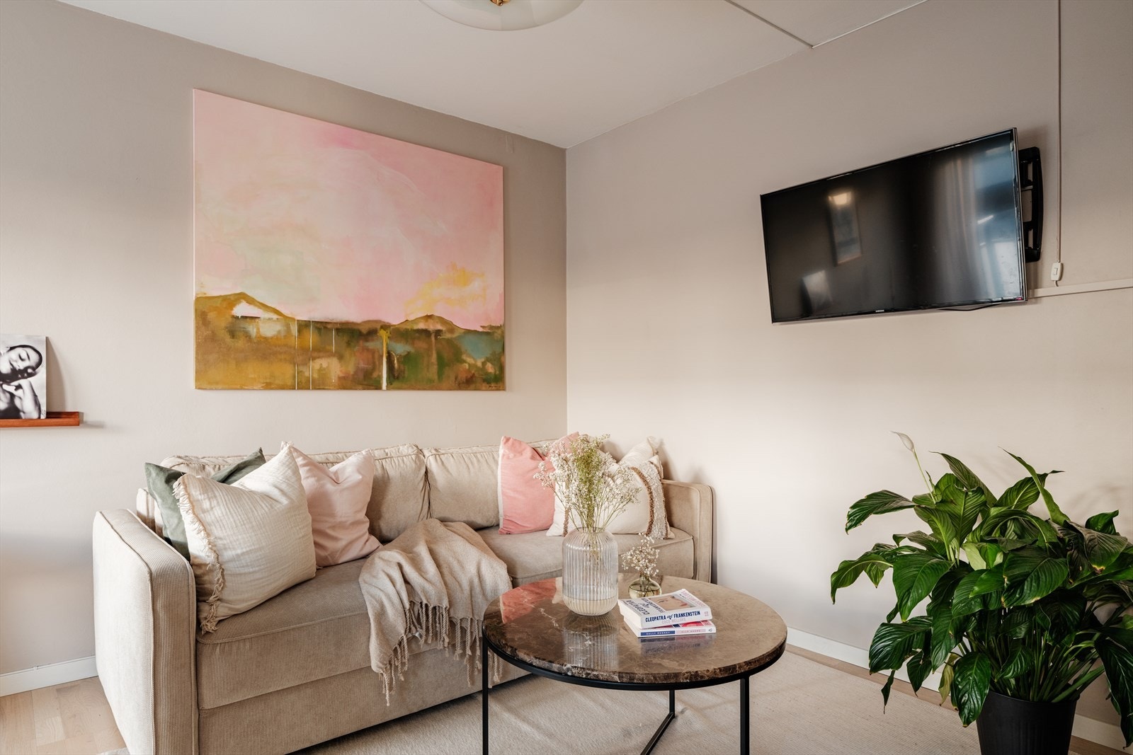 Leiligheten ligger i byggets 3.etasje med heisadkomst og har gjennomgående god standard. Galleribilde