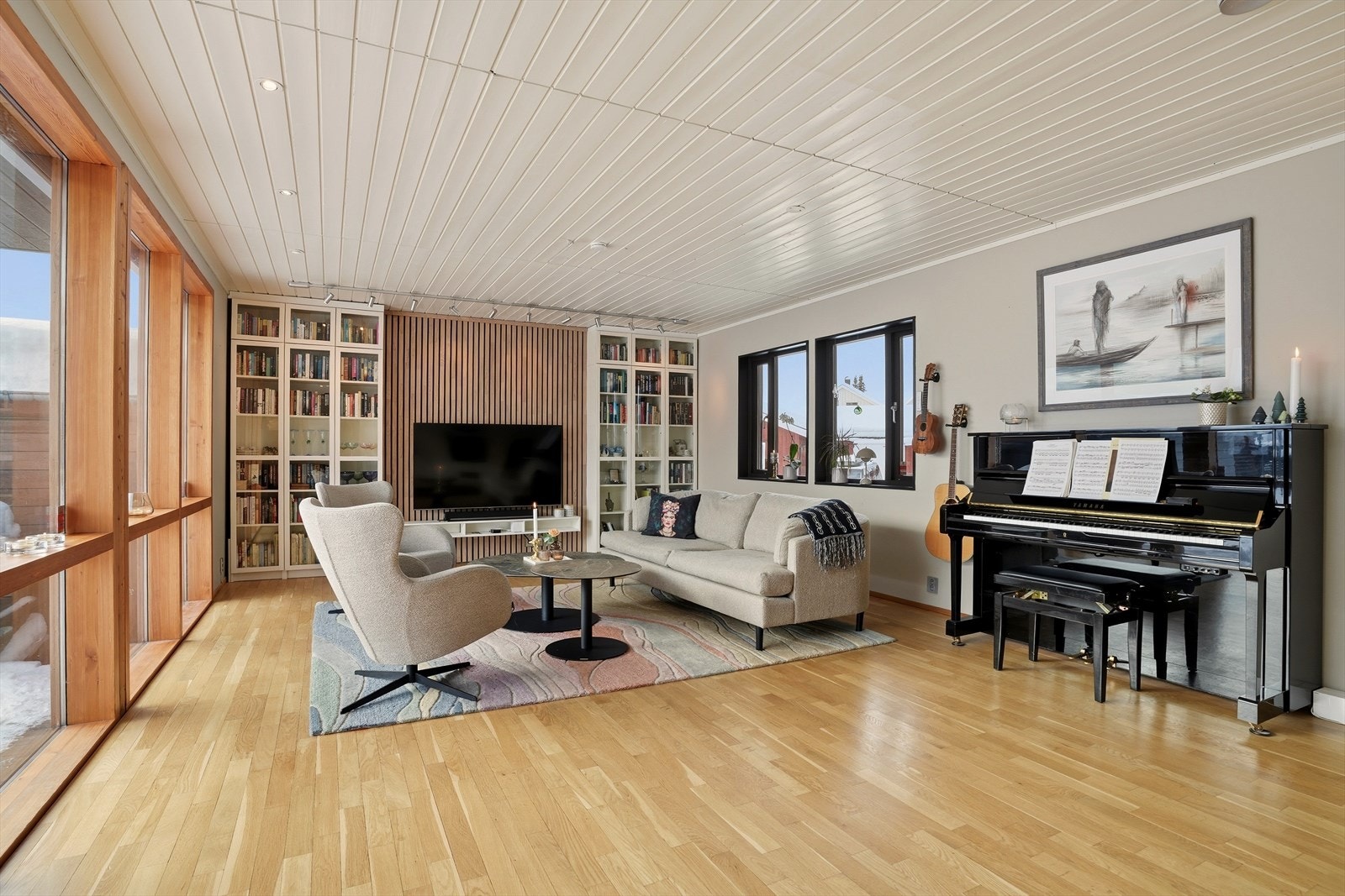 Boligen byr på en stor og romslig stue i 1.etasje med god plass til sofagruppe. Galleribilde