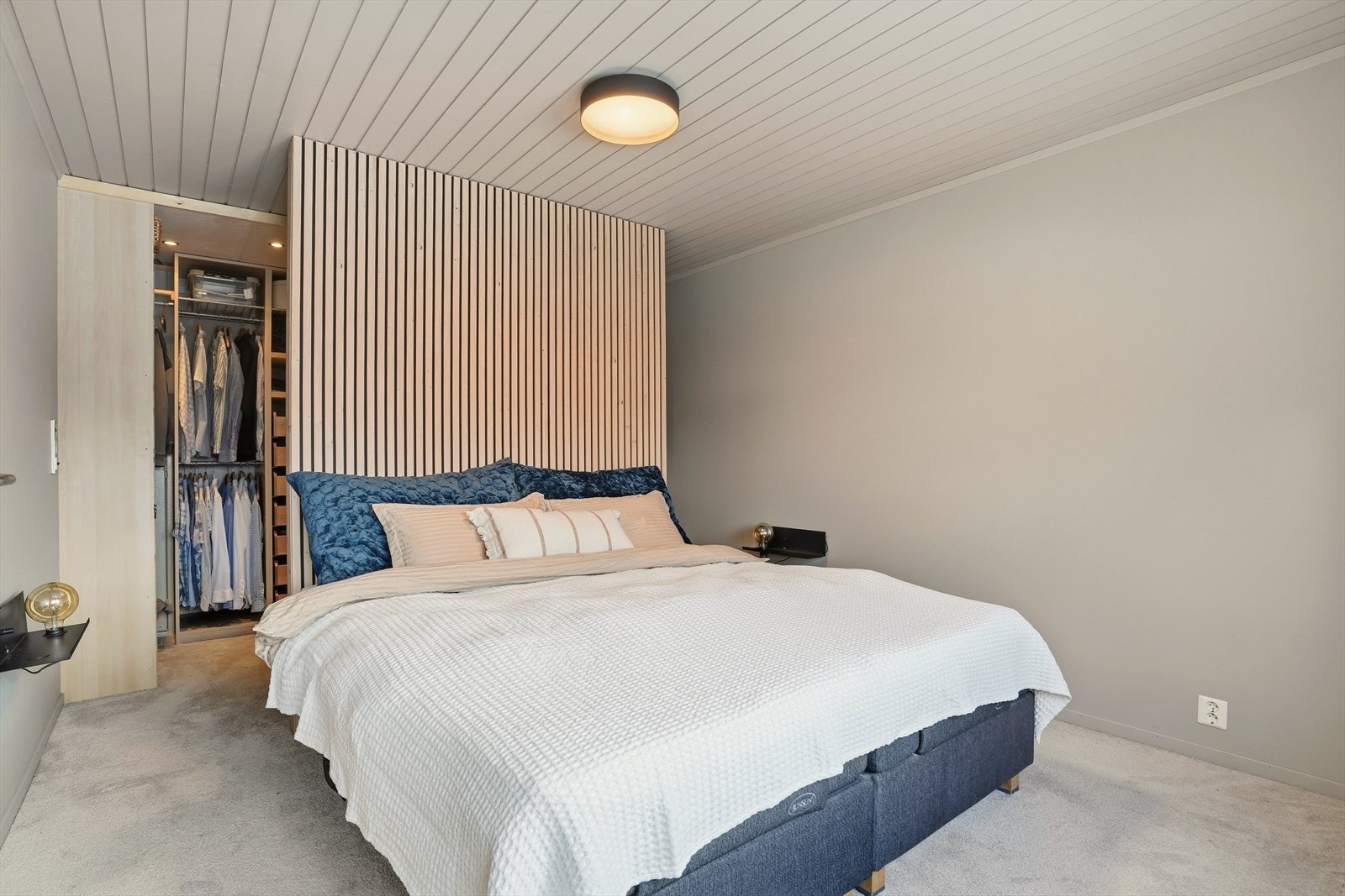 Teppe på gulvet gir en varm og behagelig følelse, og rommet har god plass til stor dobbeltseng og øvrig møblering. Galleribilde