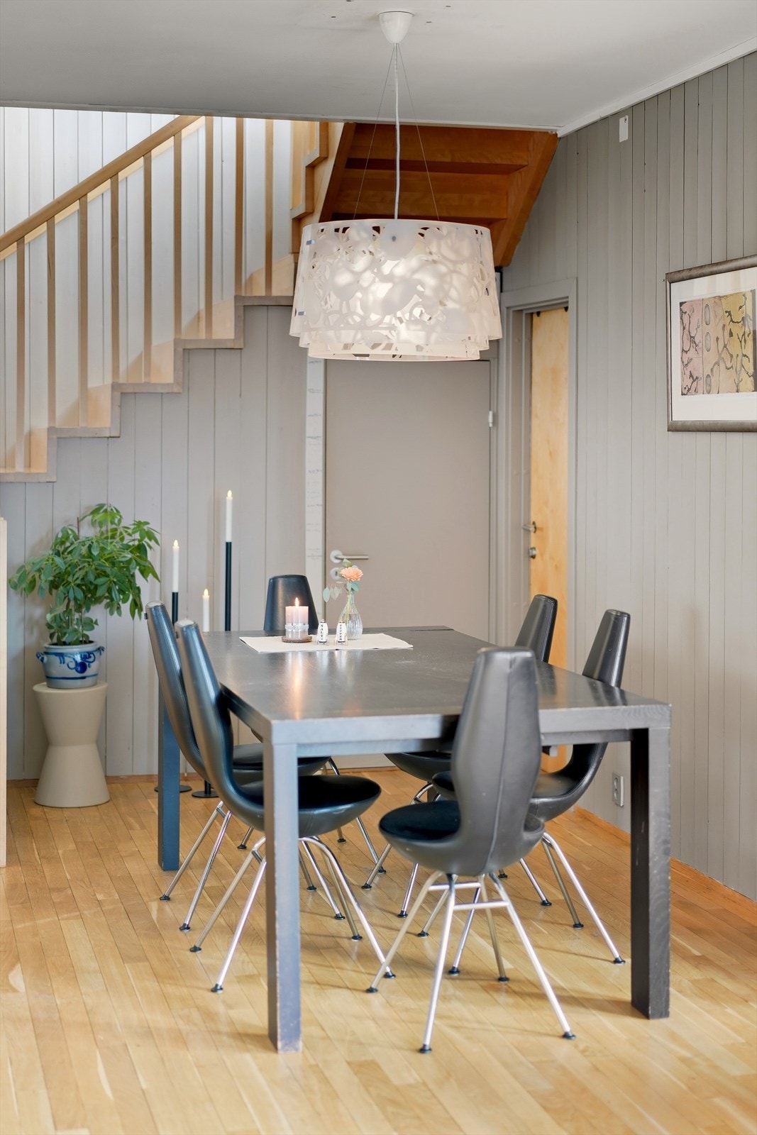 Ved kjøkken er det god plass til å innrede med stort spisebord med god plass til å samle til hyggelige middagsselskap! Galleribilde