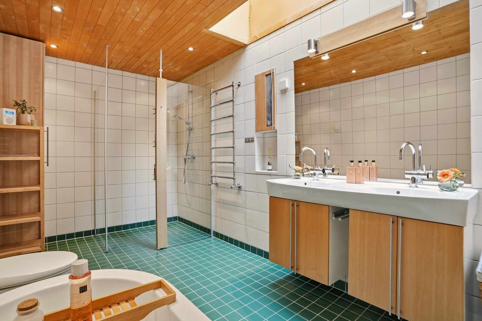 Flislagte vegger og gulv, panel i himling og vannbåren gulvvarme gir en behagelig og luksuriøs atmosfære året rundt. Galleribilde