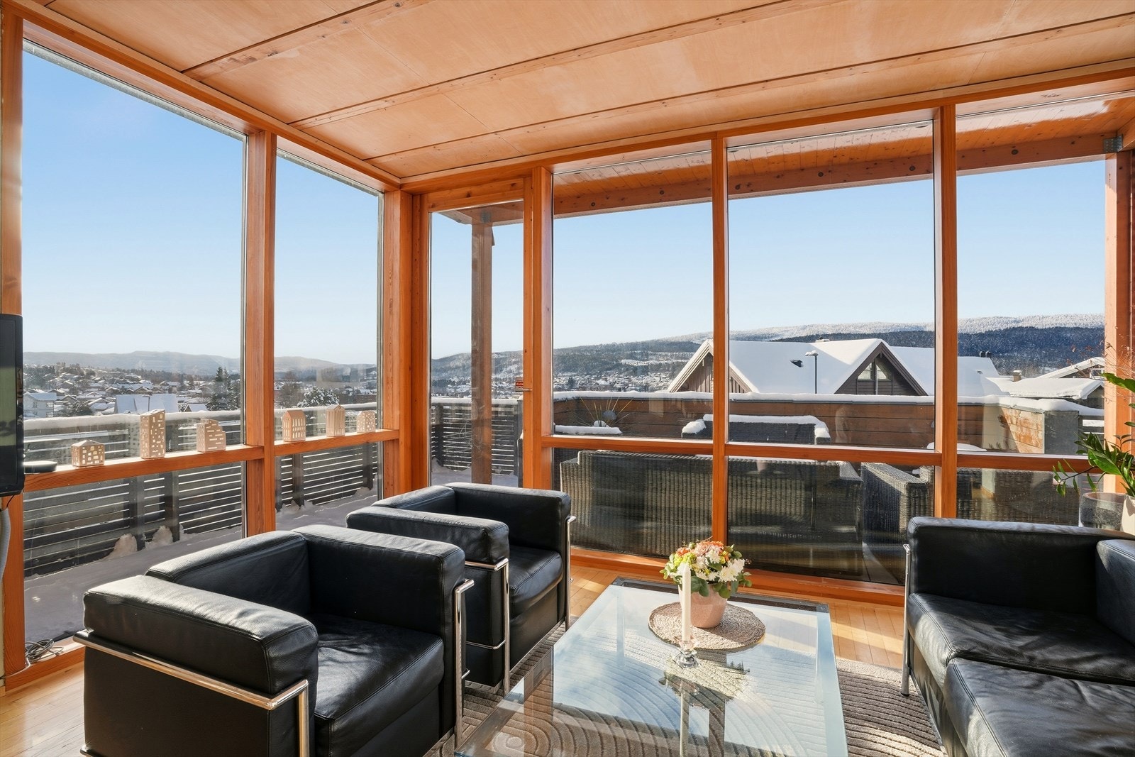 Atriumsstue i 2.etasje med store vindusflater, utgang til balkong og fantastisk utsikt! Galleribilde
