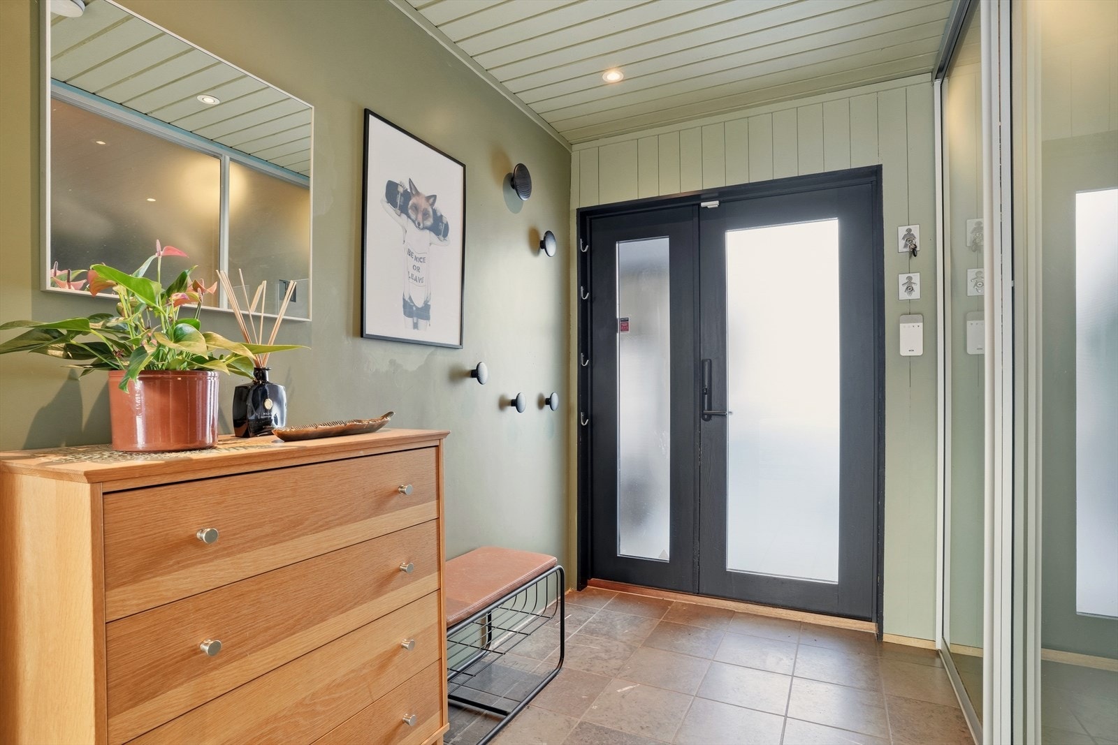 Romslig og praktisk entré med skyvedørsgarderobe og god plass til å henge fra seg yttertøy. Galleribilde