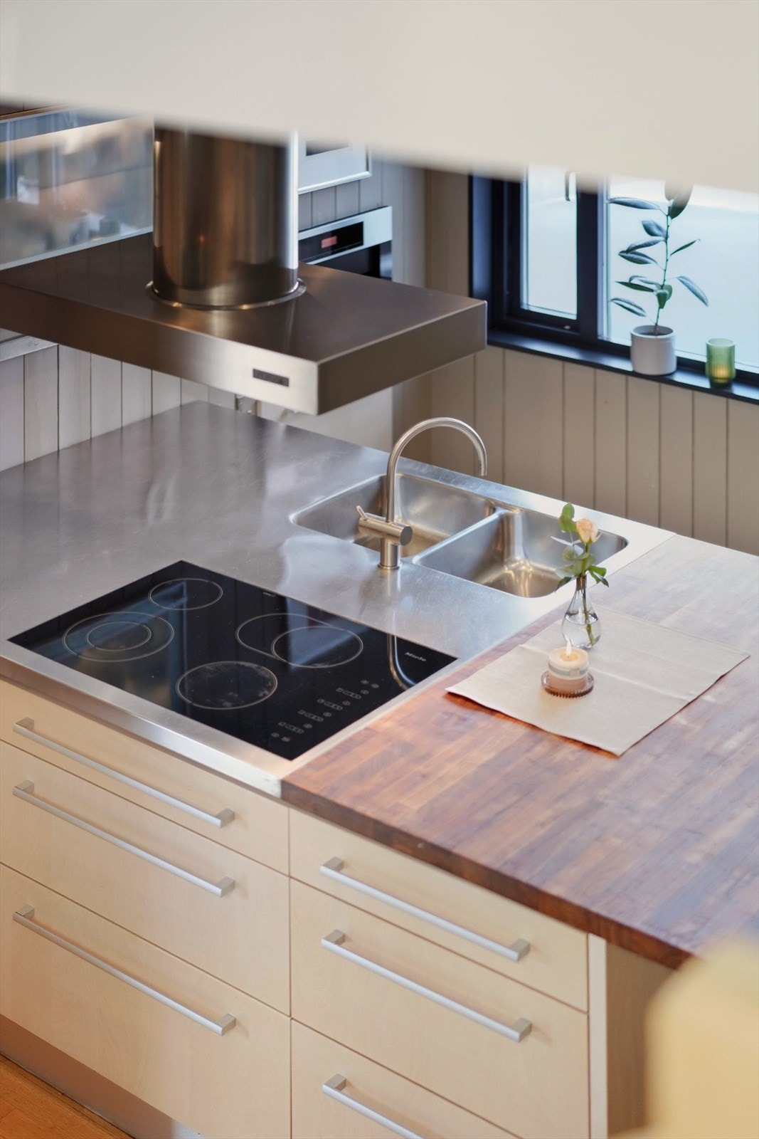 Rommet er godt utstyrt med alt av nødvendige integrerte hvitevarer: komfyrtopp, ventilator, stekeovn, kaffemaskin, mikro, vinskap, oppvaskmaskin, kjøleskap og fryseskap. Galleribilde