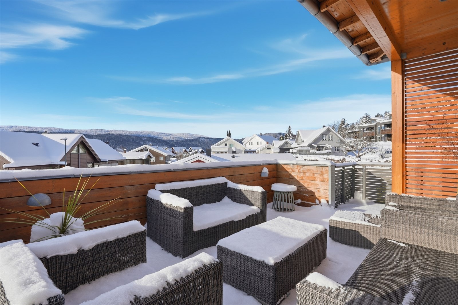 Balkong med utgang fra stue i 2.etasje med god plass til å innrede med utemøbler. Galleribilde