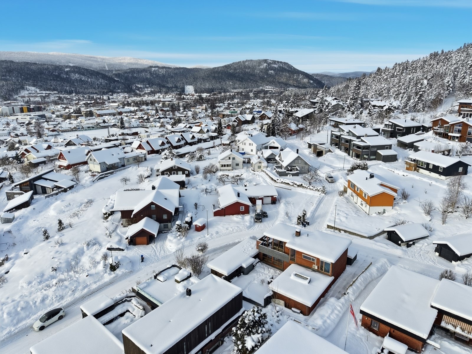 Boligen ligger i et etablert boligområde på Sulusåsen med kort avstand til sentrum. Galleribilde