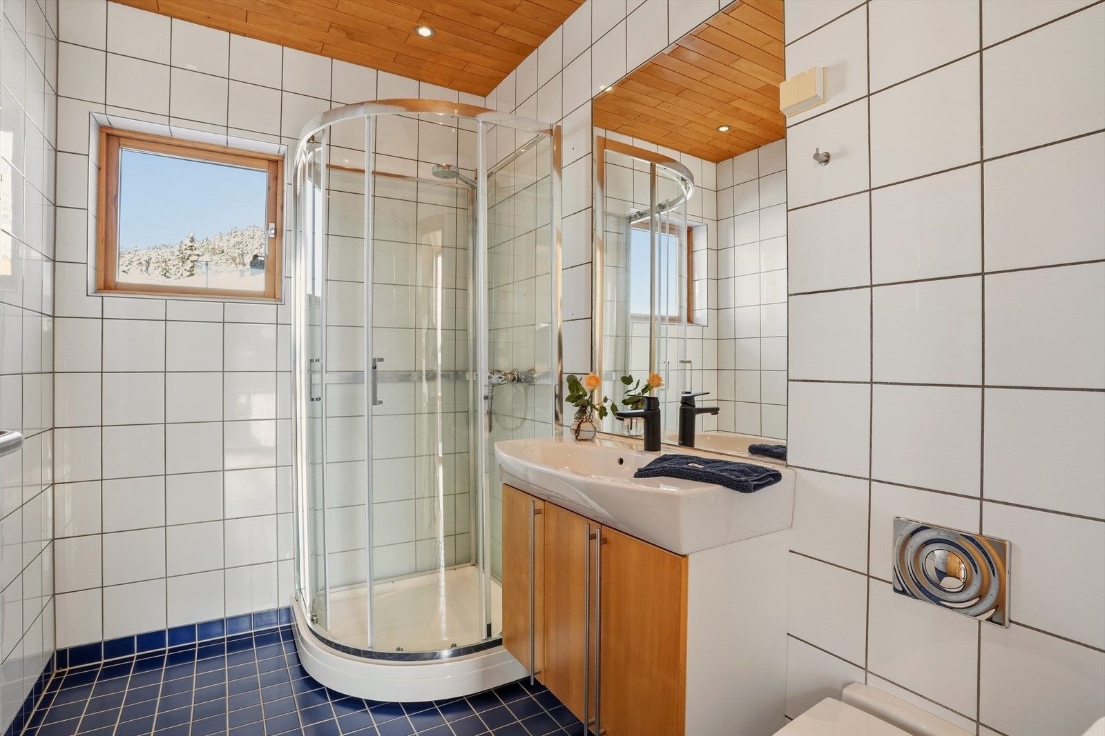 Pent bad fra ca. 2001 med oppgradert dusjkabinett satt inn i 2024. Rommet er innredet med nedfelt servant, vegghengt toalett, håndkletørker og dusjkabinett. Galleribilde