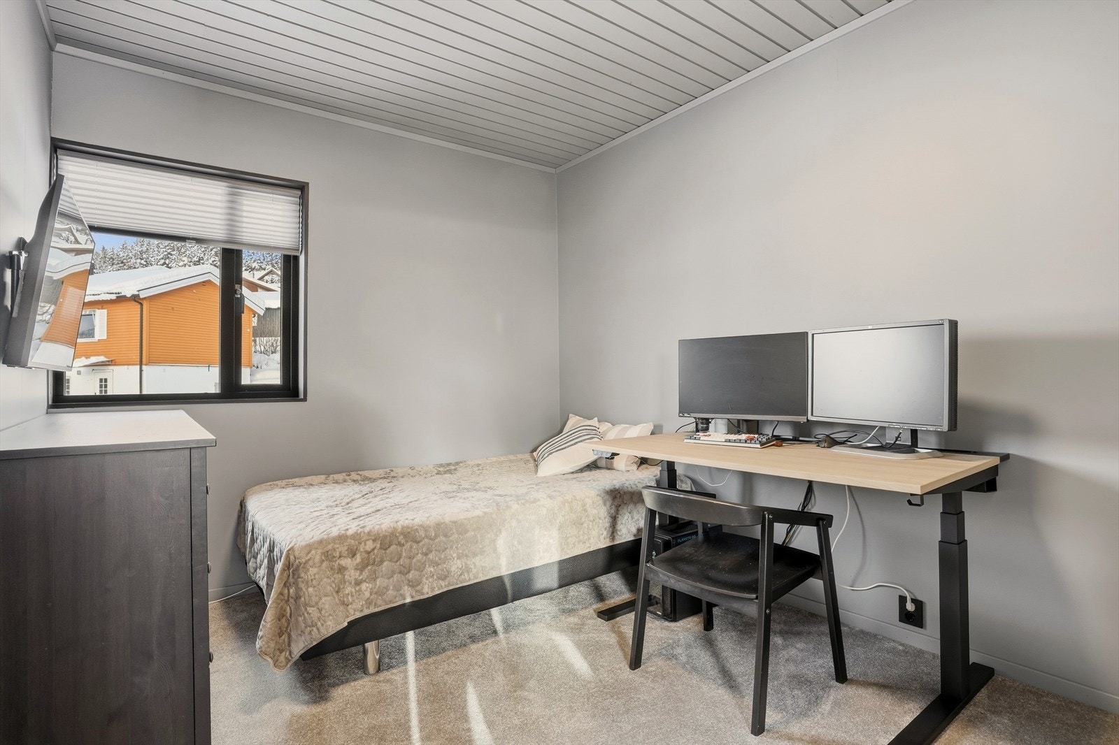 Romslig soverom med god plass til seng og garderobeløsning. Galleribilde