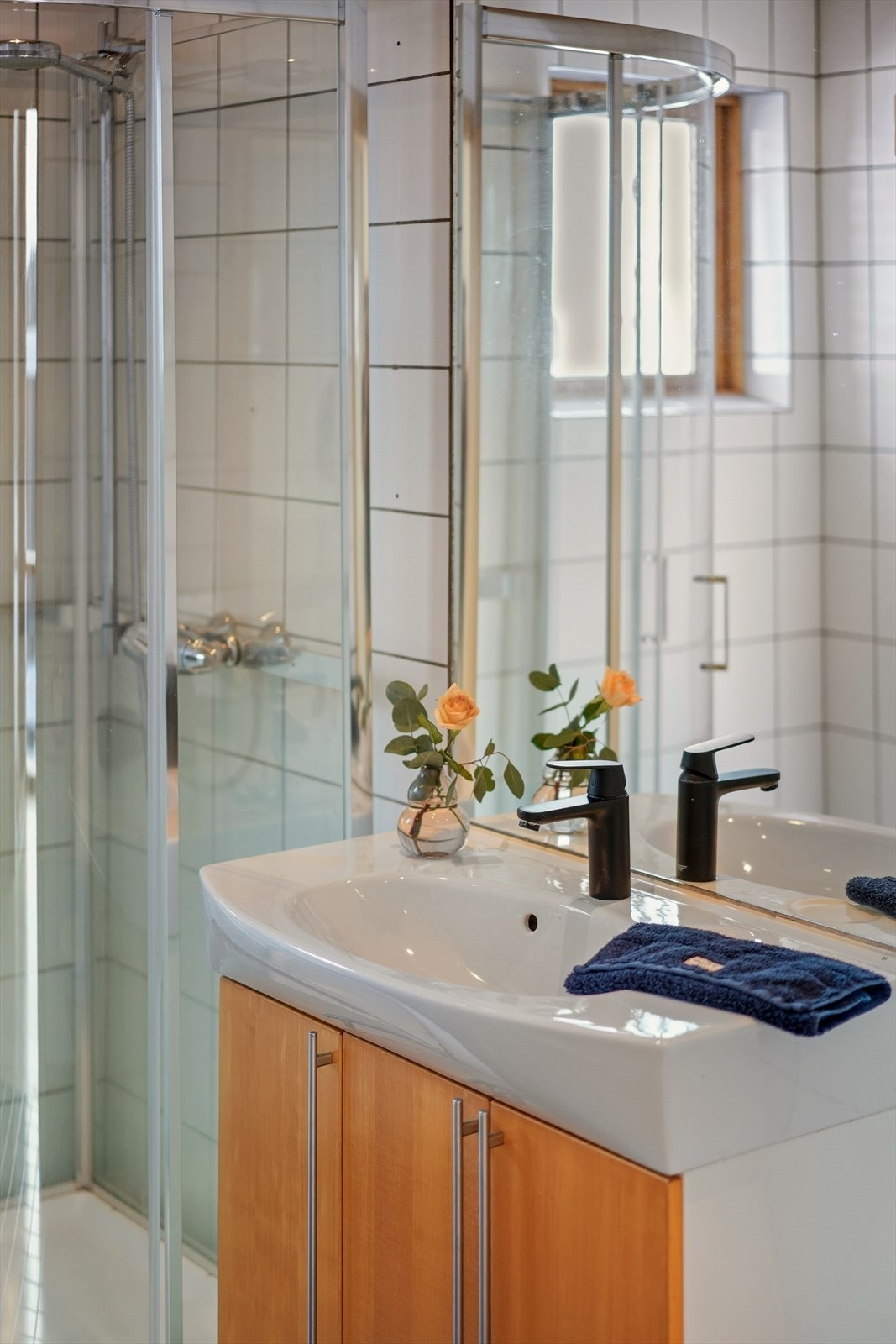 Flislagte vegger, panel i taket og flislagt gulv med vannbåren gulvvarme gir et velholdt og innbydende uttrykk. Galleribilde