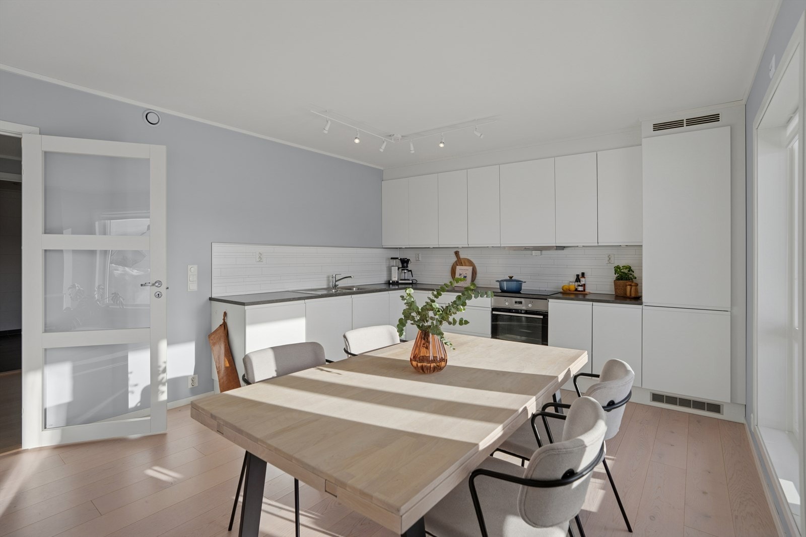 Kjøkkenet er utstyrt med stekeovn, koketopp, oppvaskmaskin og kombiskap med frysedel, slik at du har alt du trenger lett tilgjengelig. En ventilator med avtrekk ut sørger for god luftkvalitet under matlaging og bidrar til et trivelig inneklima. Galleribilde