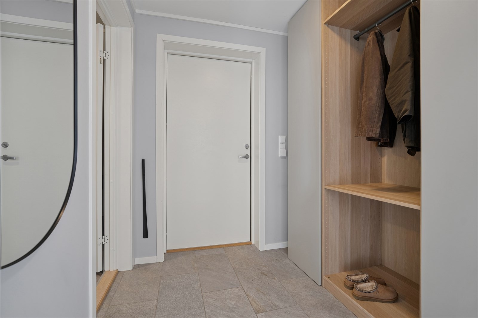 Boligen har et overbygget inngangsparti som gir ly for vær og vind. Herfra kommer du inn i en lys, romslig entré med gulvvarme og god plass til oppheng av yttertøy og til å sette fra seg sko. Galleribilde