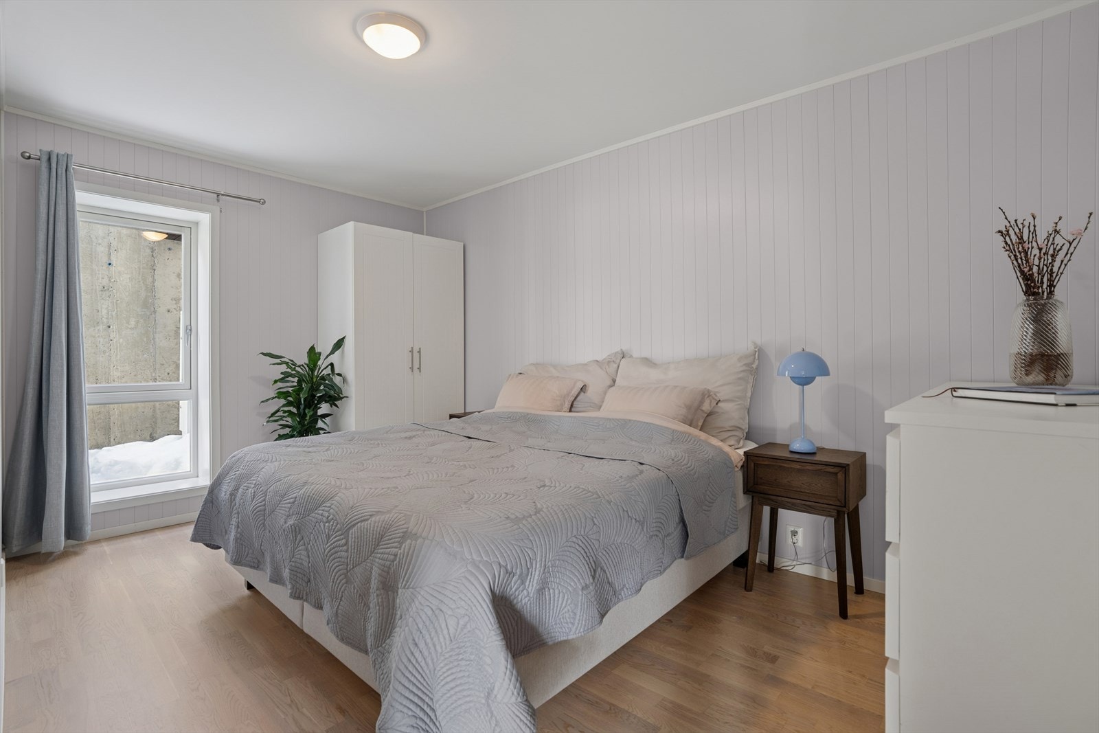 Det største soverommet gir godt med plass til dobbeltseng og øvrig møblement, mens begge rommene har store vindusflater som slipper inn rikelig med naturlig lys og gir hyggelig utsikt mot omgivelsene. Galleribilde