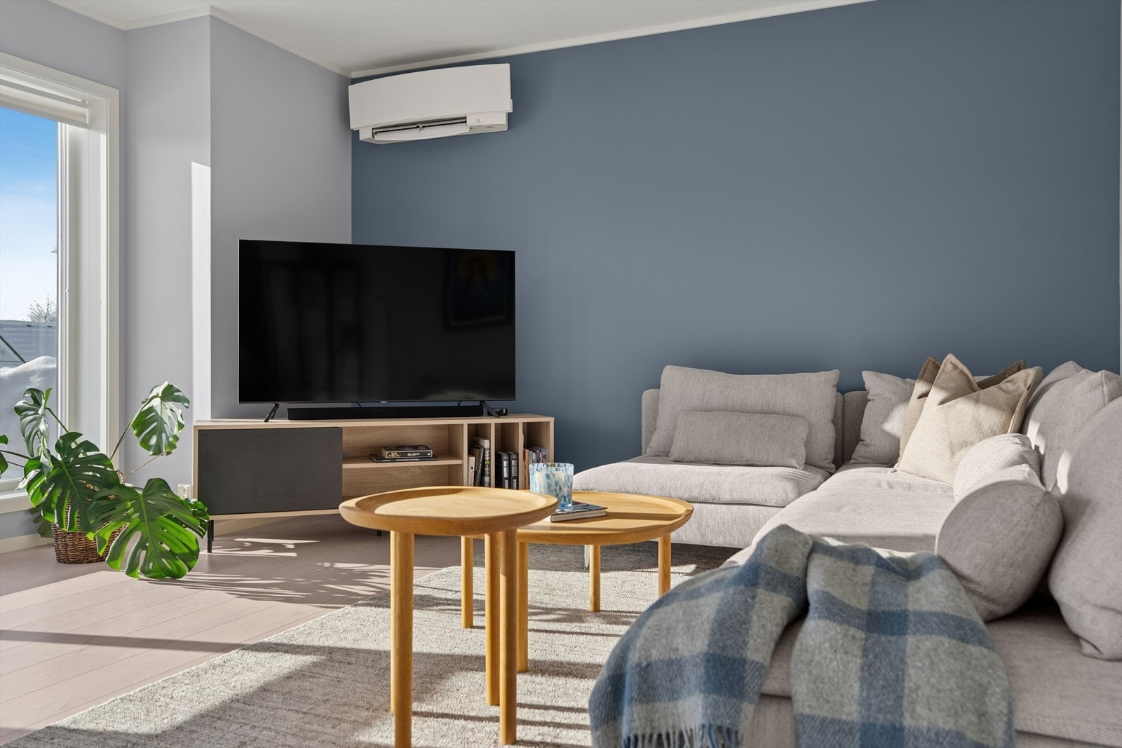 Her er det god plass til en romslig sofagruppe, slik at du enkelt kan innrede for både avslapning, hyggelige TV-kvelder og sosiale sammenkomster. Galleribilde