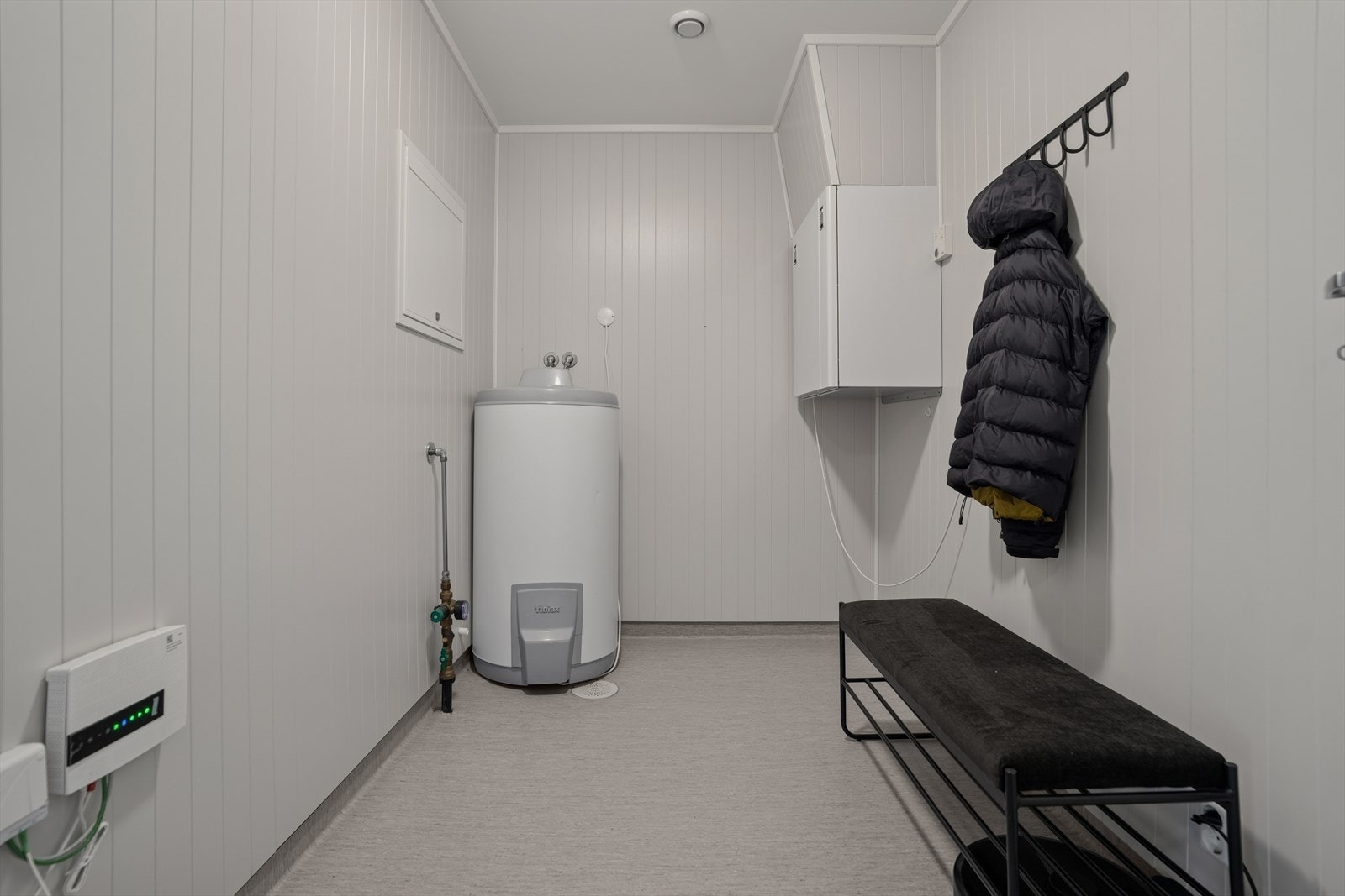 Fra entréen er det direkte tilgang til en praktisk bod/teknisk rom som rommer både varmtvannstank (ca. 200 liter), ventilasjonsaggregat for det balanserte ventilasjonsanlegget, samt sluk i gulvet - en svært funksjonell løsning i hverdagen. Galleribilde