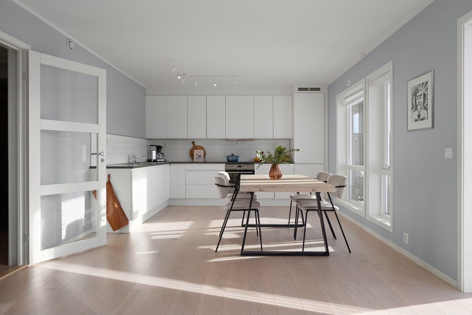 Den åpne planløsningen skaper en naturlig forbindelse mellom kjøkken, spisestue og stue, noe som gjør rommet perfekt for sosialt samvær, enten du lager mat, underholder gjester eller bare ønsker et luftig og sammenhengende oppholdsareal. Galleribilde