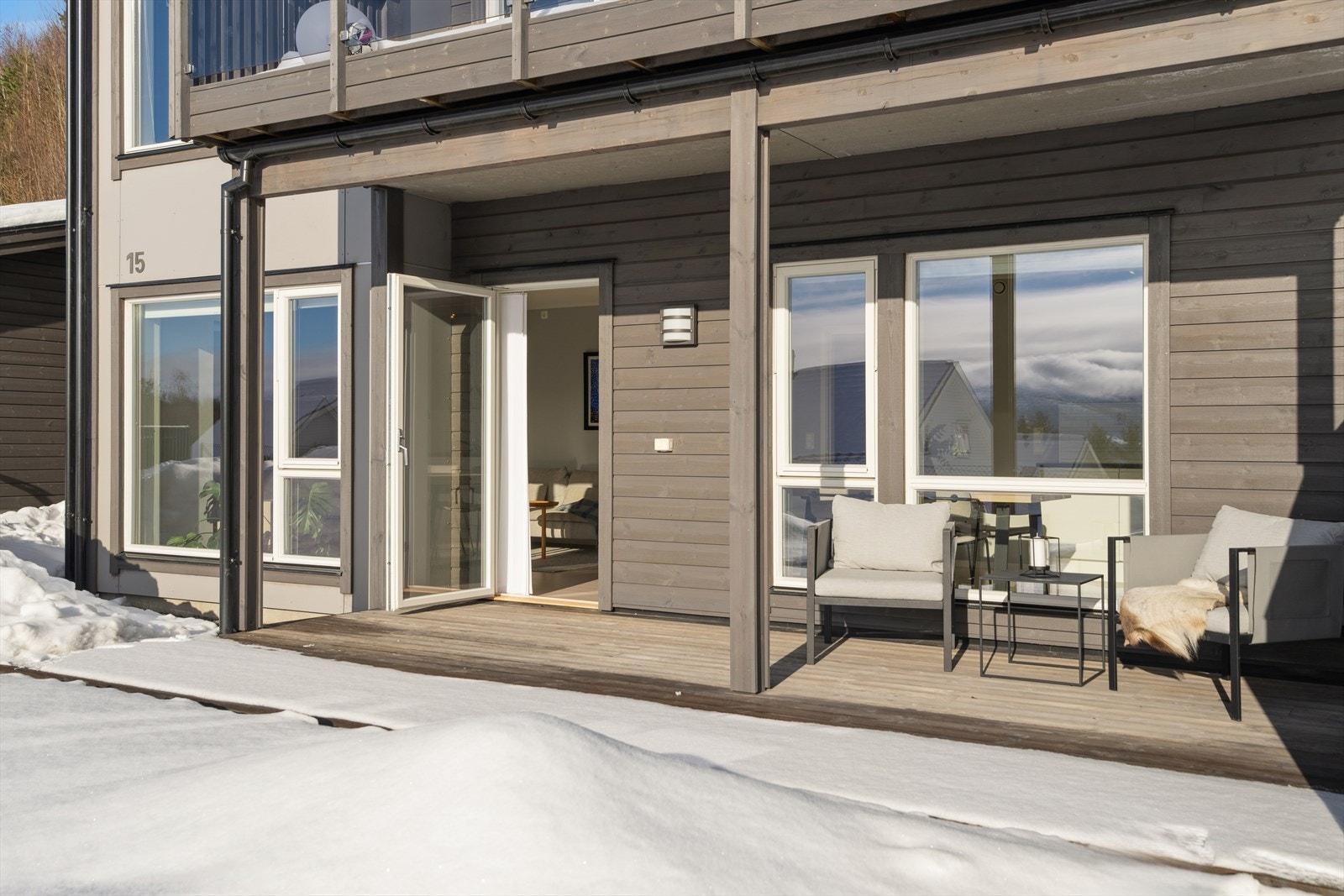 Her kan du nyte solen store deler av dagen, og den generøse størrelsen gir god plass til både sittegruppe, grill og grønne innslag. Galleribilde