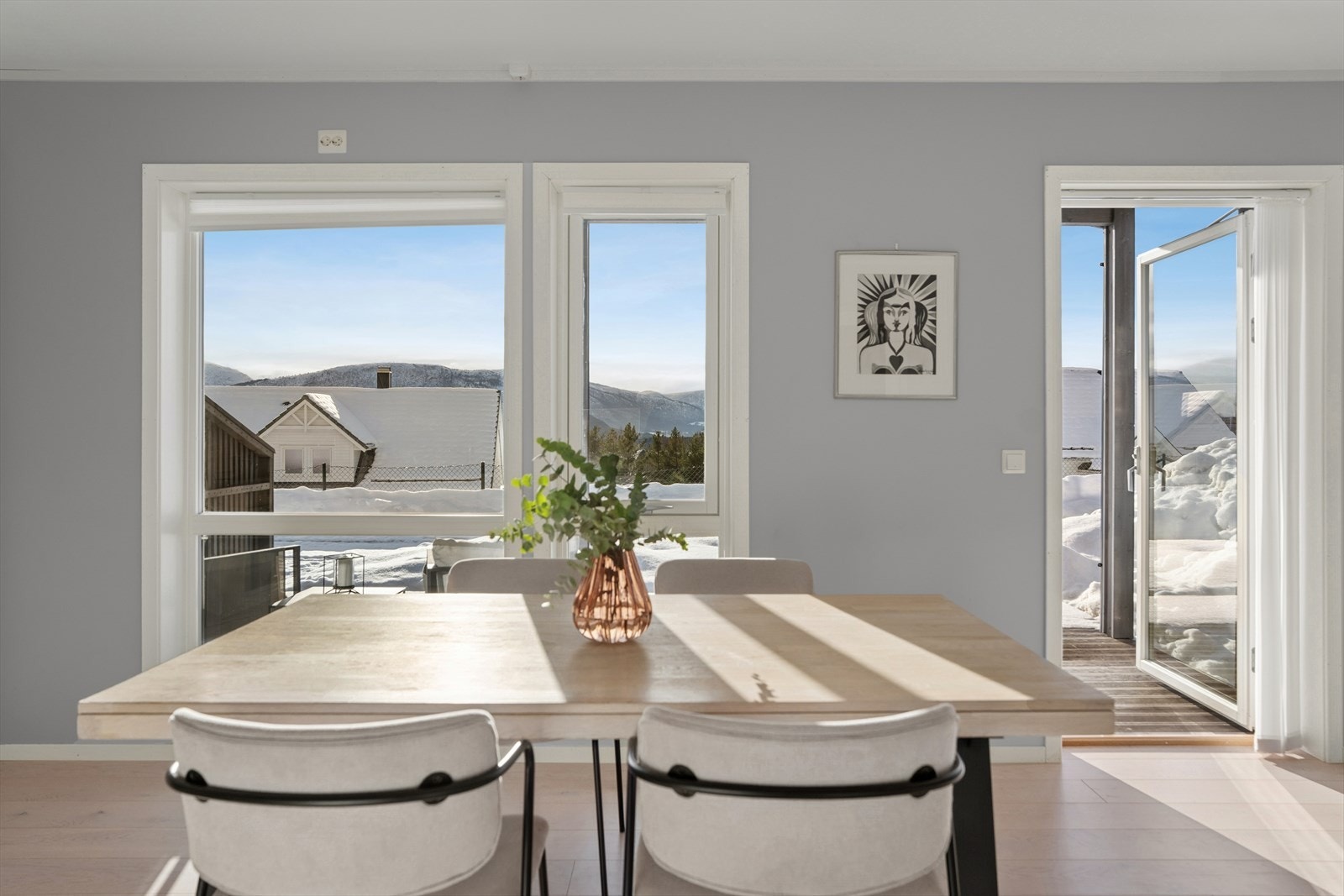 Det er god plass til et romslig spisebord, slik at du enkelt kan samle familie og venner til både hverdagsmiddager og større selskap. Galleribilde