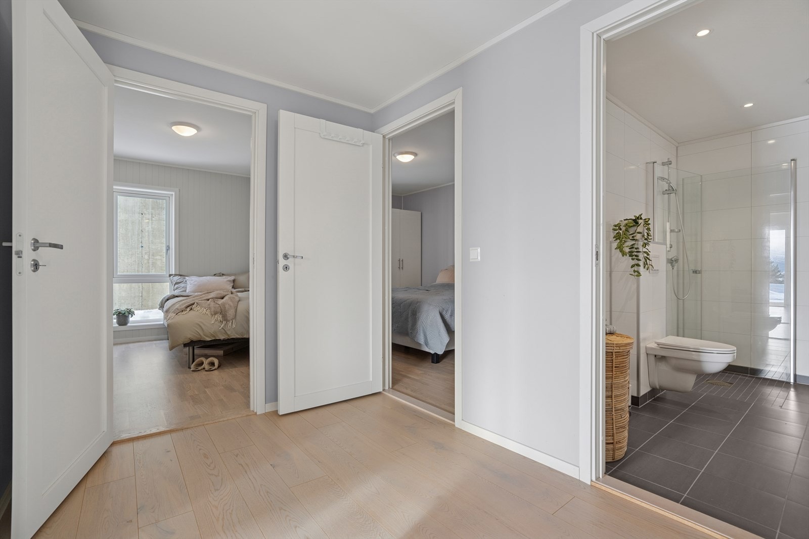 Fra entréen ledes du videre inn til en mellomgang som gir tilgang til boligens to pene og romslige soverom og til et kombinert bad- og vaskerom. Galleribilde