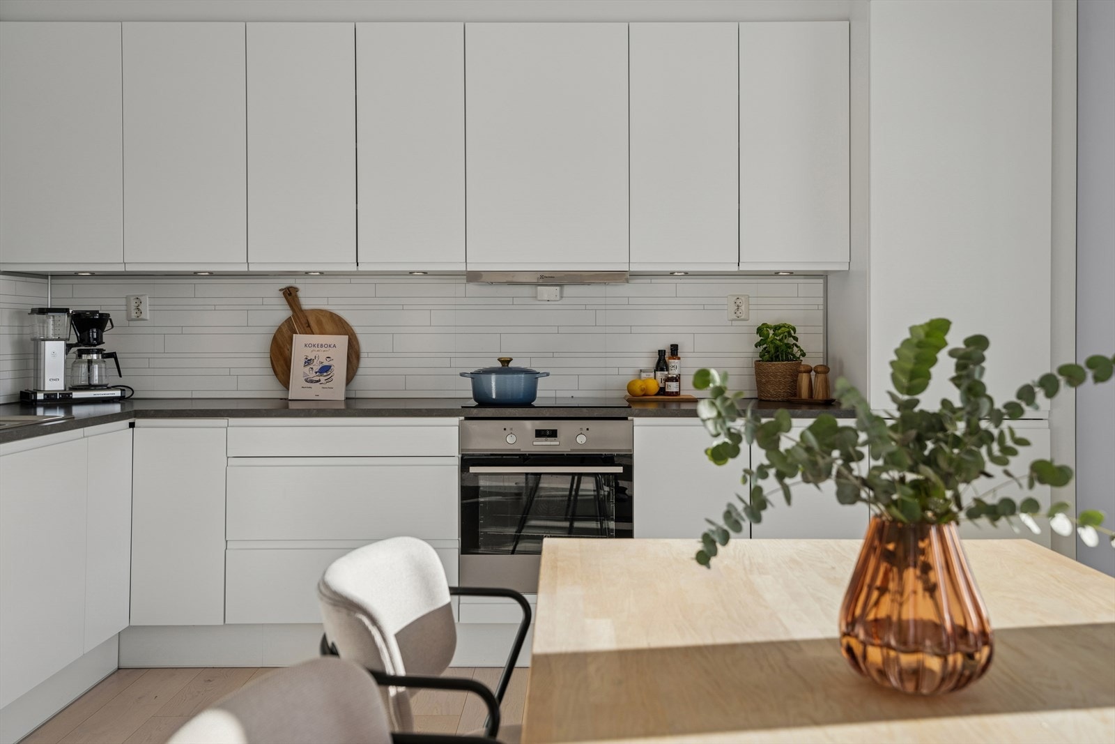 Kjøkkenet oppleves som både moderne og innbydende, med et gjennomført uttrykk som harmonerer fint med resten av oppholdsrommet. Galleribilde