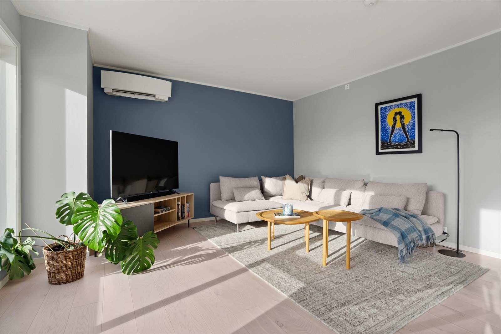 Det er installert en effektiv luft-til-luft varmepumpe på vegg, som sørger for jevn og behagelig varme samtidig som den bidrar til lave oppvarmingskostnader. Galleribilde