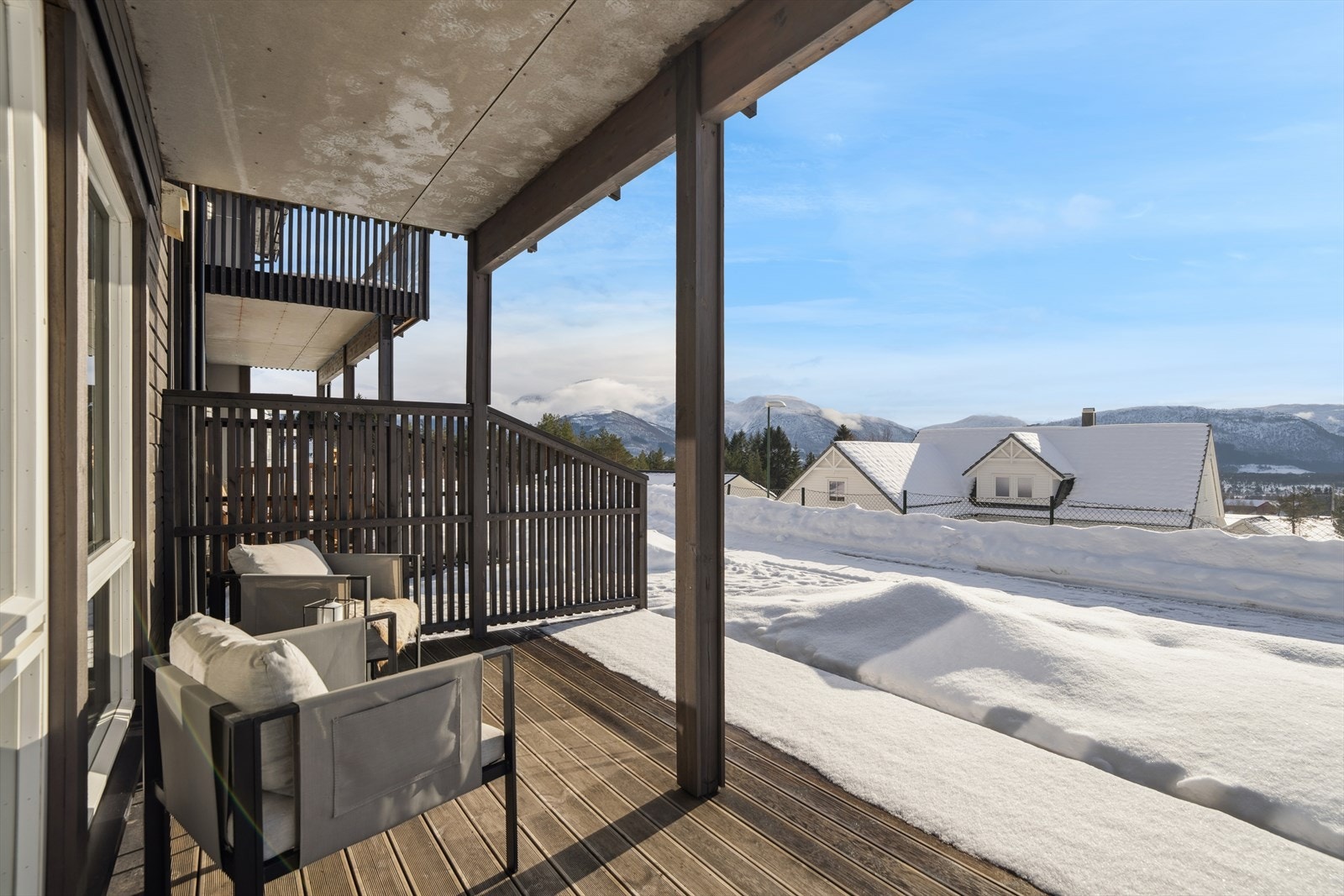 Den vakre utsikten gjør uteplassen ekstra innbydende, og takoverbygget sørger for at terrassen er mer skjermet for været. Galleribilde