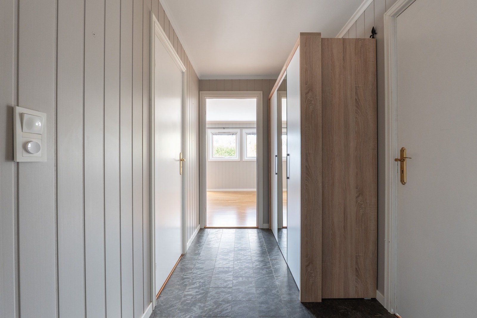Entreen er i likhet med stuen pusset opp med MDF veggplater. Gulvet er av slitesterk laminat. Mellom entreen og stuen kan et dørblad enkelt innfestes, dørkarm finnes allerede. Galleribilde
