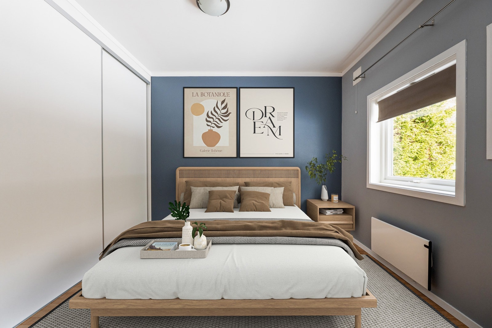 Malerarbeid er i senere år utført også i begge soverom. I hovedsoverommet inngår en praktisk skyvedørsgarderobe som oppbevarer klærne oversiktlig. Bildet er digitalt møblert. Galleribilde