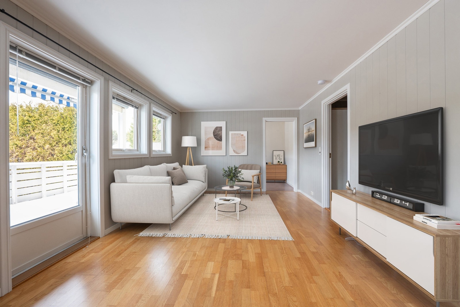 Leiligheten ble oppført i 2003 og har siden vært gjenstand for ulike moderniseringer. Flere rom er pusset opp, deriblant stuen hvor MDF-plater er montert på vegger. Bildet er digitalt møblert. Galleribilde