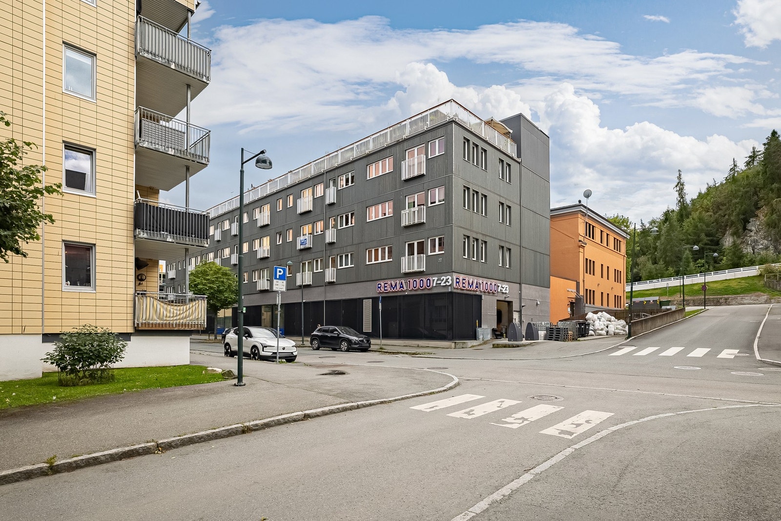 I første etasje av samme bygg har du dagligvarebutikk. Nærmere kommer du ikke. Galleribilde