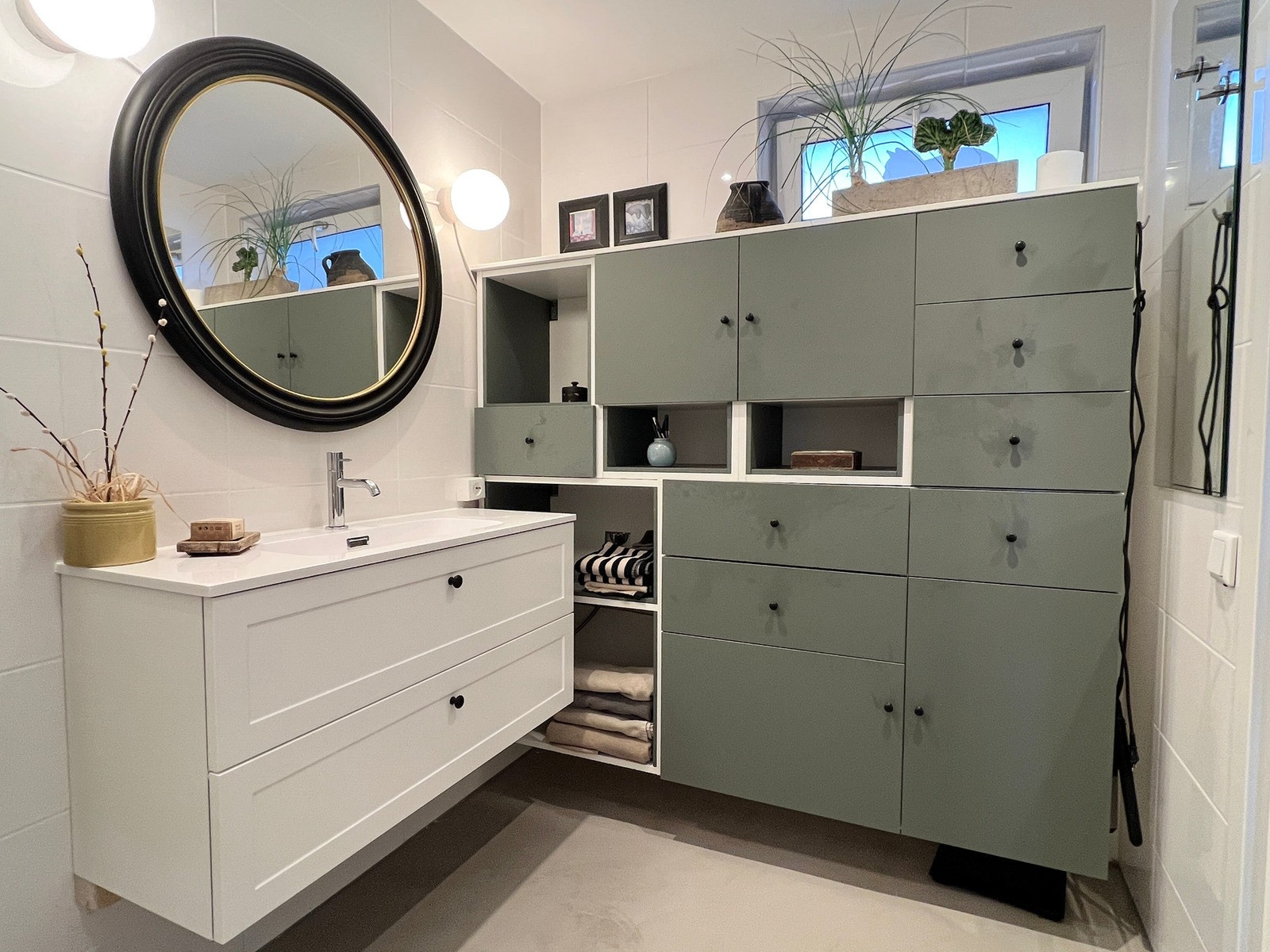 Gulvet er av mikrosement og har elektriske varmekabler, veggene er flislagt. Galleribilde