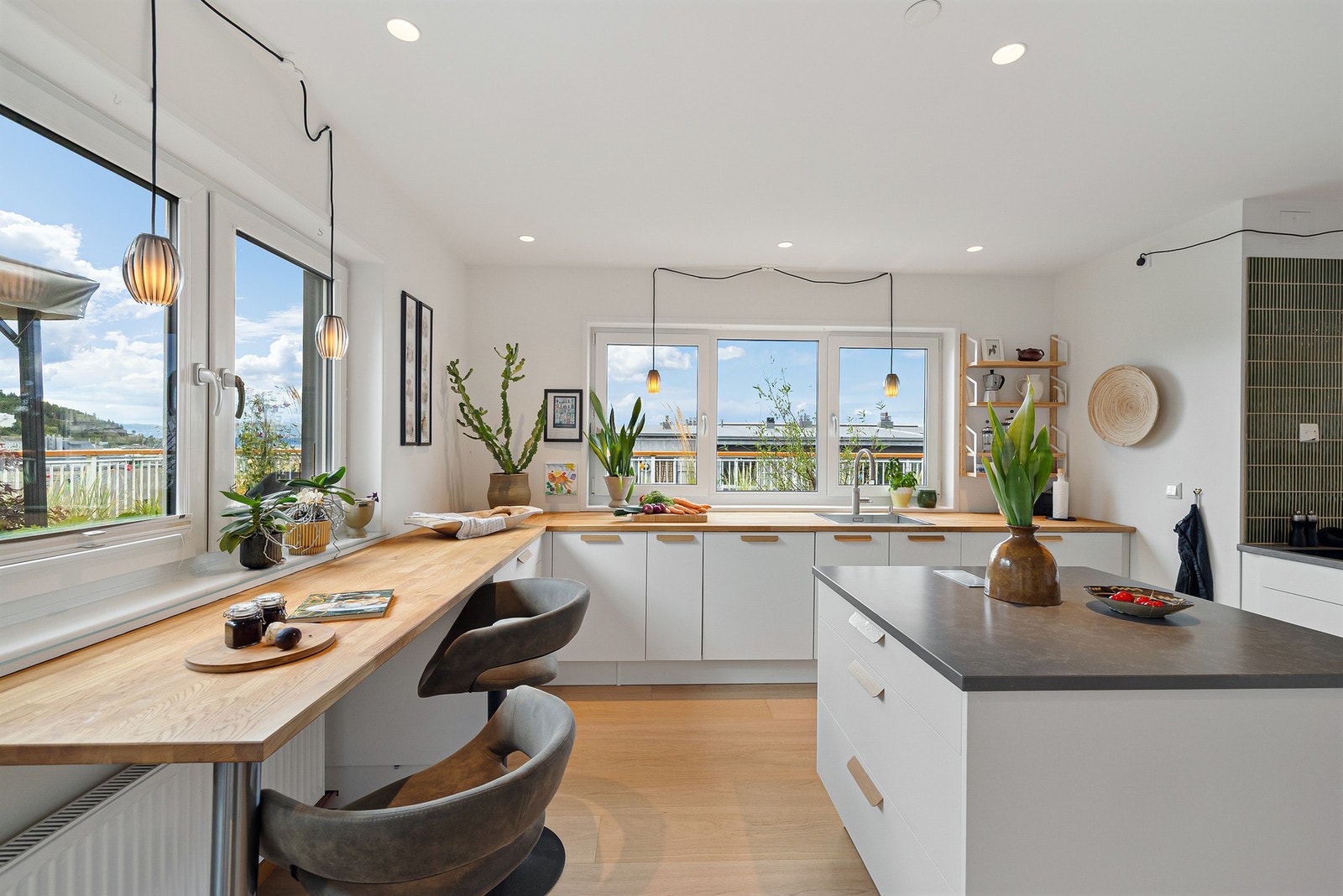 Kjøkkenet ble pusset opp i 2023 og er vurdert til TG1 av takstmann. Galleribilde