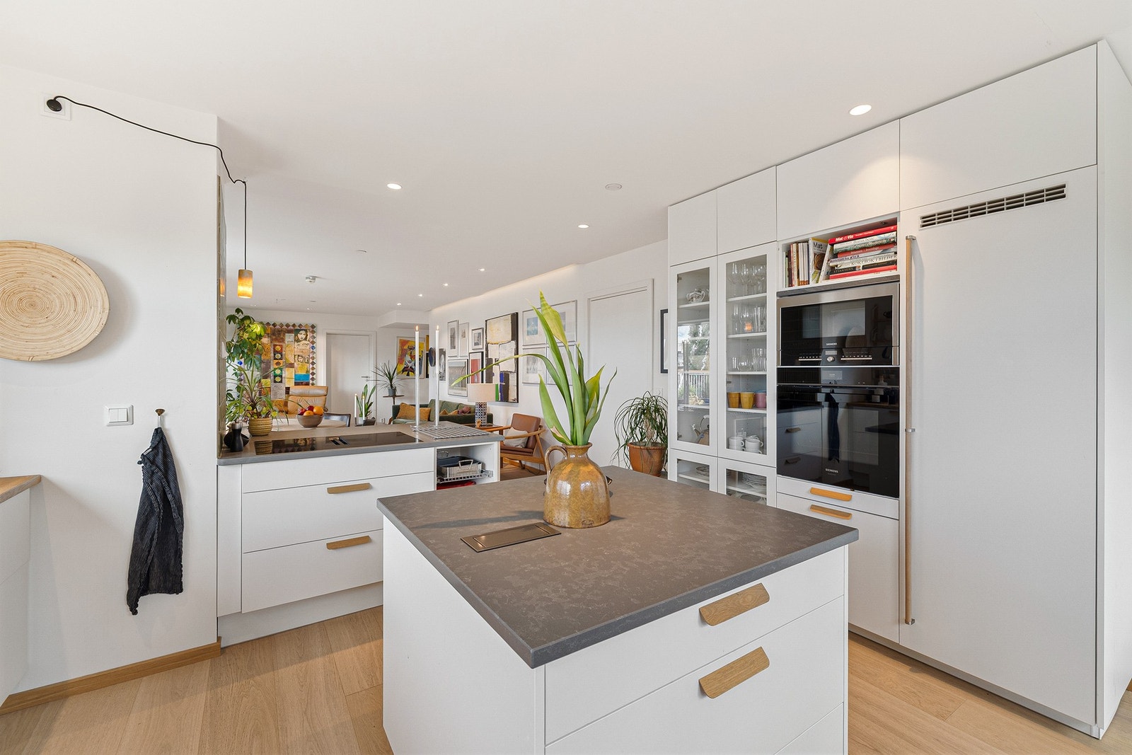 Den har også innebygd støpsel, slik at du enkelt kan ta frem kjøkkenutstyr og utnytte plassen. Galleribilde