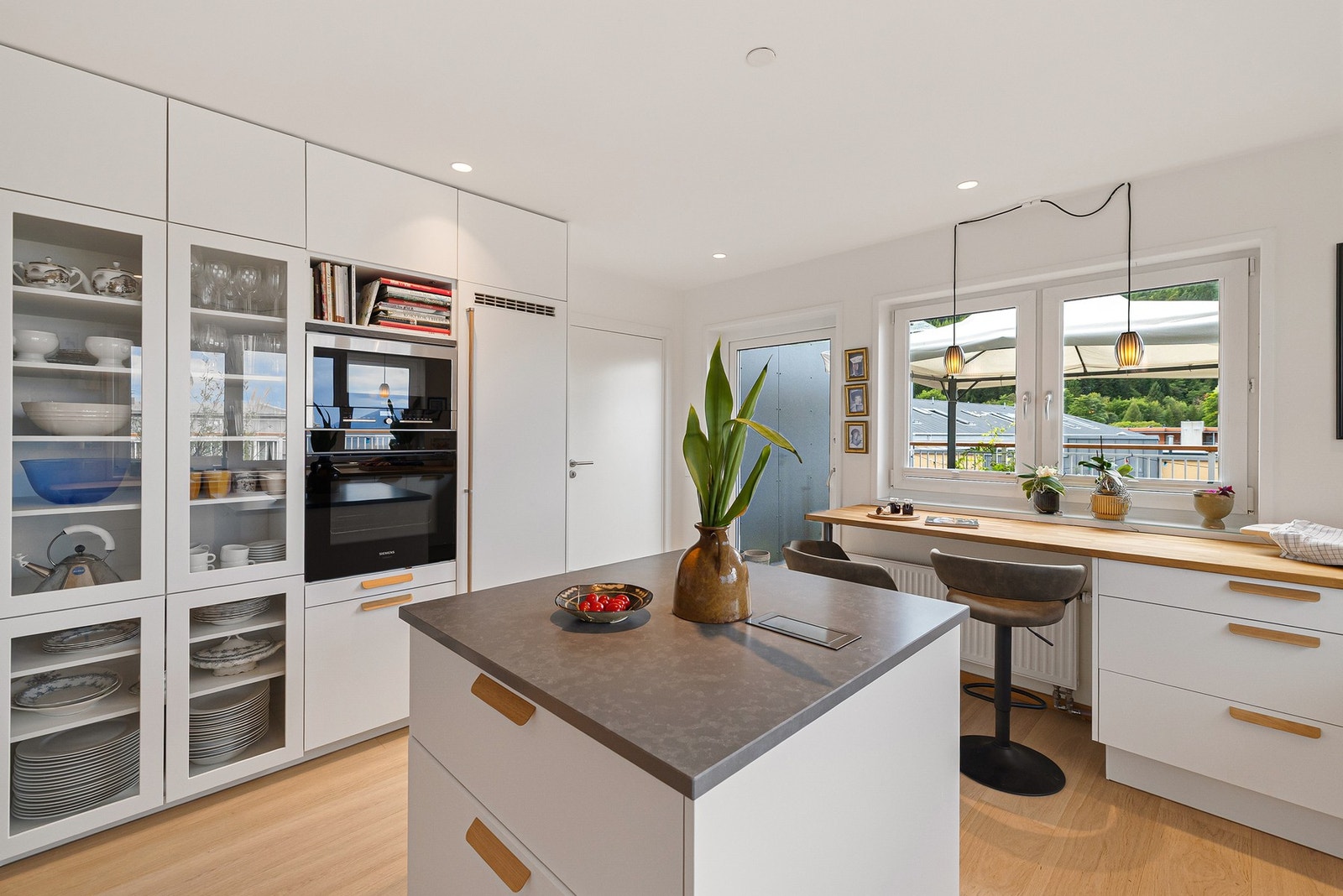 Praktisk kjøkkenøy som gir kjøkkenet ekstra skapplass og benkeplass. Galleribilde