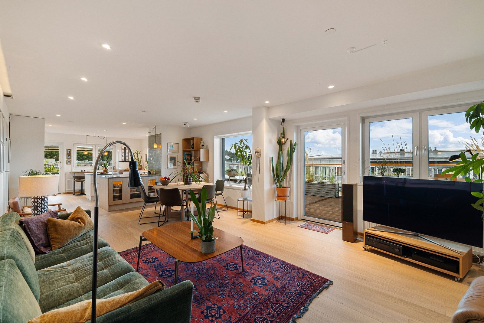 Stuen måler 32,1 kvm. Det ble lagt ny enstavsparkett på stue, kjøkken og entré i 2023. Galleribilde