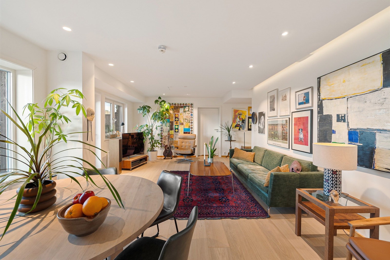 Leiligheten måler hele 110 kvm og består av entré, bad, kjøkken, vaskerom, stue, 2 soverom, kontor og bod. Galleribilde