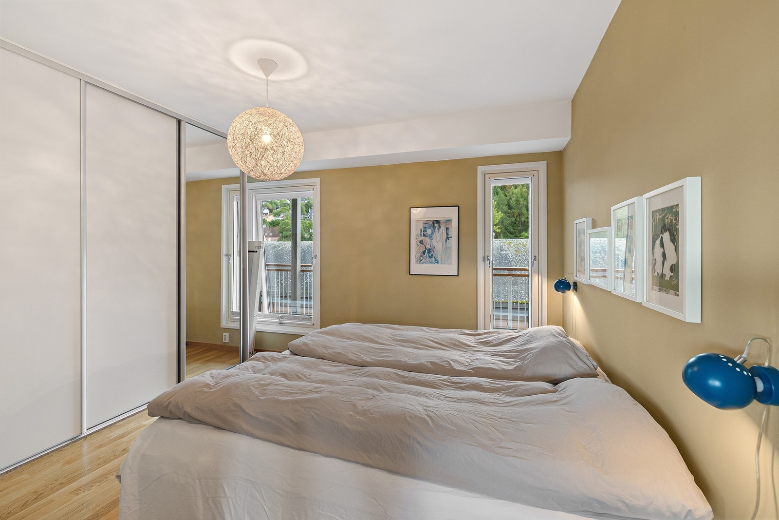 Soverom 1 måler 12,4kvm, skyvedørs garderoben medfølger handelen. Galleribilde