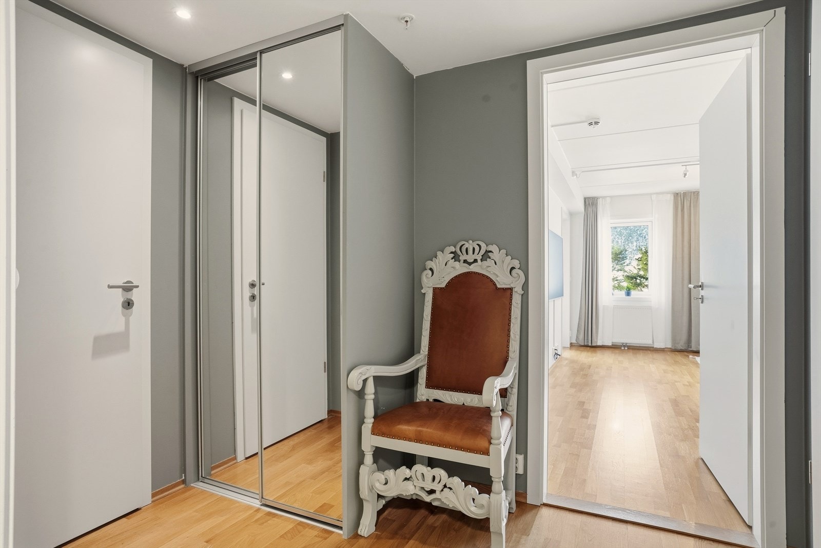 Boligen byr på en romslig entré med god plass til å henge fra seg yttertøy. Galleribilde