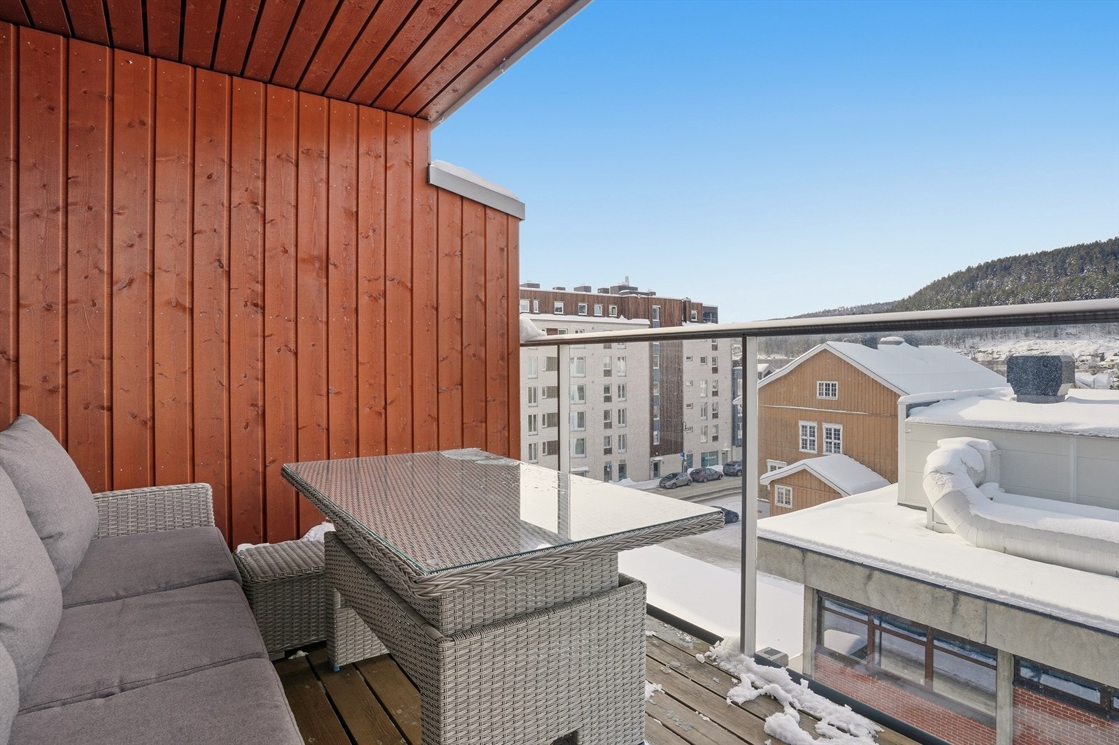 Balkong med god plass til utemøbler. Galleribilde