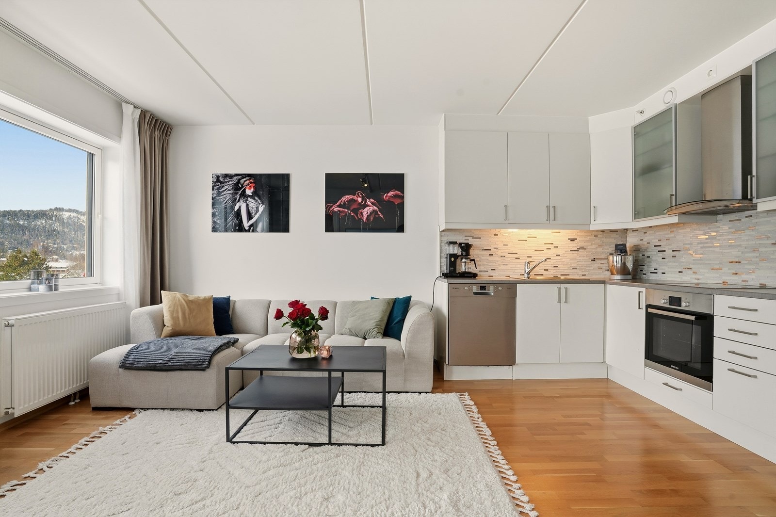 Romslig stue med god plass til sofagruppe, fra stua er det også utgang til balkong. Galleribilde