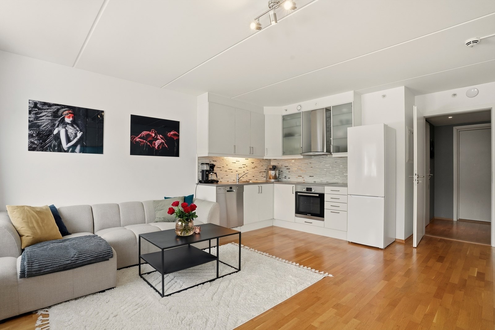 Leiligheten har parkett på gulv og slette vegger som gir leiligheten et moderne uttrykk. Galleribilde