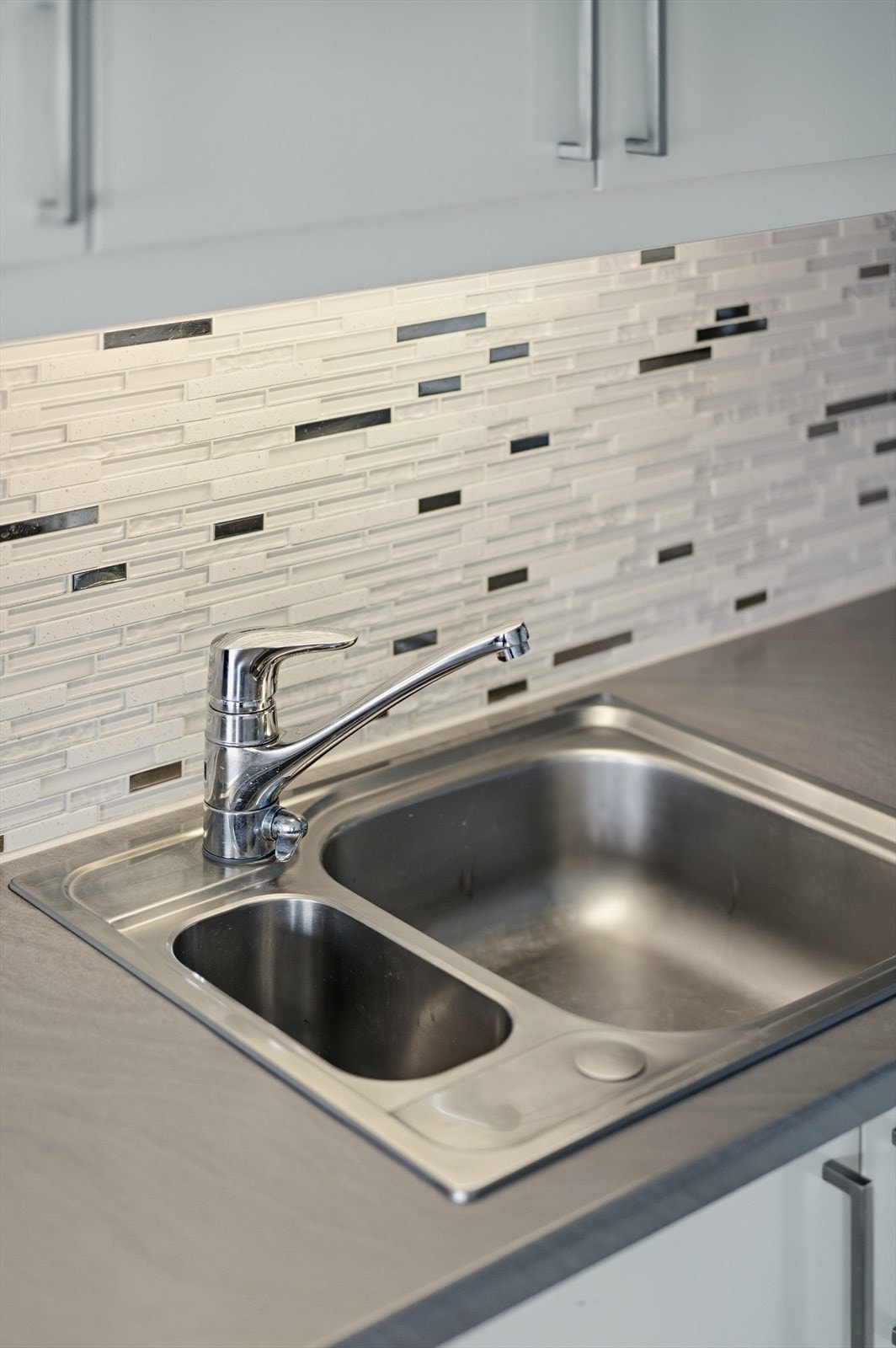 vegg mellom over/underskap er flislagt. Galleribilde