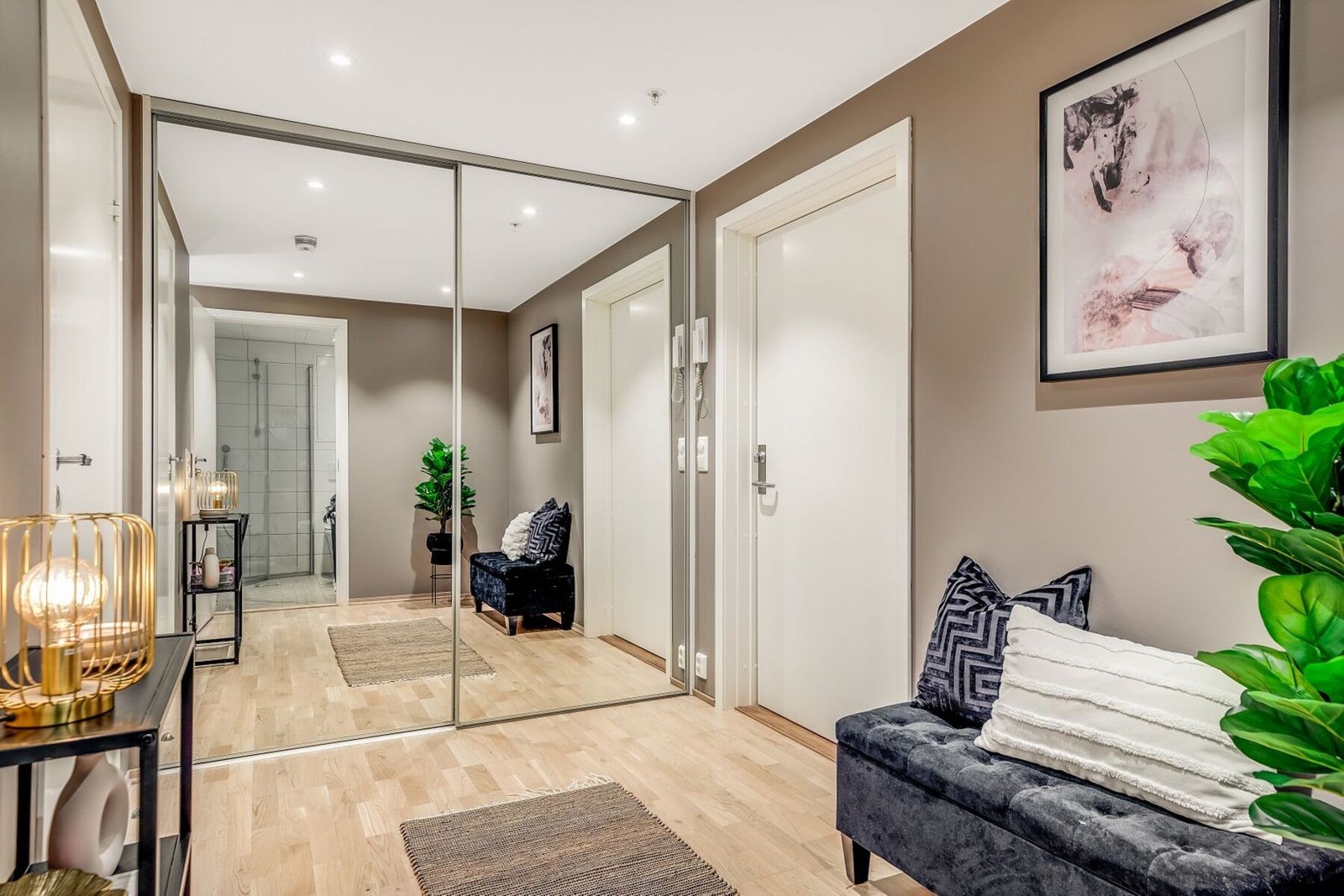 Velkommen inn! Integrert garderobeskap gjør det lettvint for oppheng av yttertøy, oppbevaring av sko, generell lagring og mer. Downlights i himling. Galleribilde