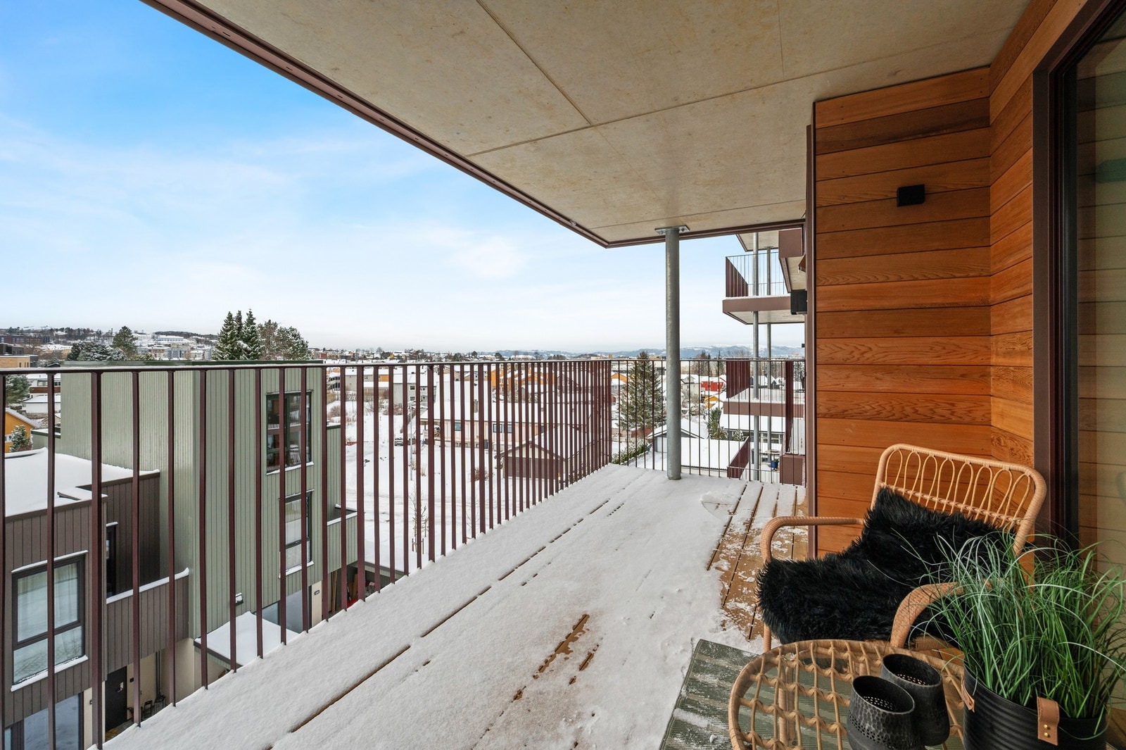 Sørvestvendt balkong med flotte sol- og utsiktsforhold. Galleribilde