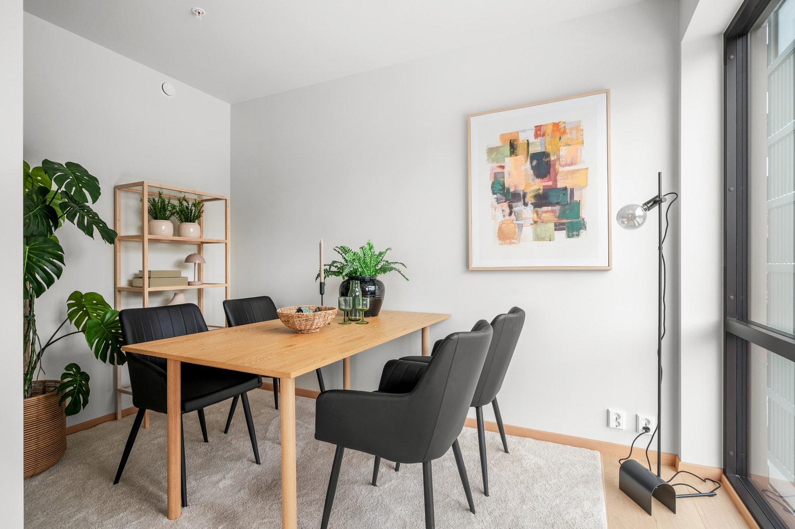 Egen spisestue hvor man sitter litt mer adskilt fra resten av stua. Dette er opprinnelig tegnet inn som et tredje soverom slik at leiligheten kan bli en 4-roms Galleribilde