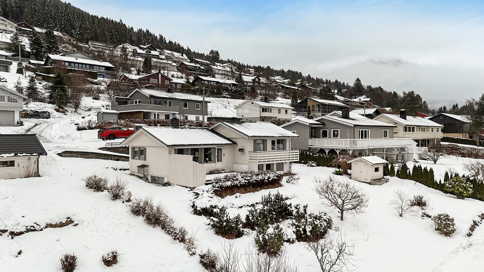 Velkommen til Husnakken 33, en innholdsrik enebolig med rolig og tilbaketrukket beliggenhet. Galleribilde