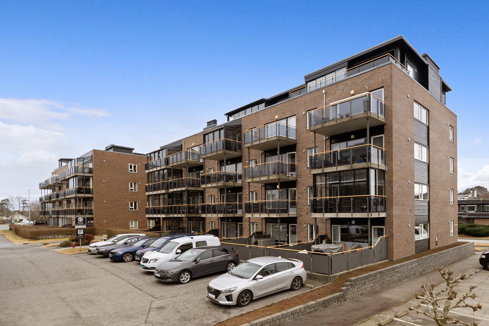 Flott leilighetskompleks med sentral beliggenhet. Flere utvendige gjeste parkeringsplasser. Galleribilde