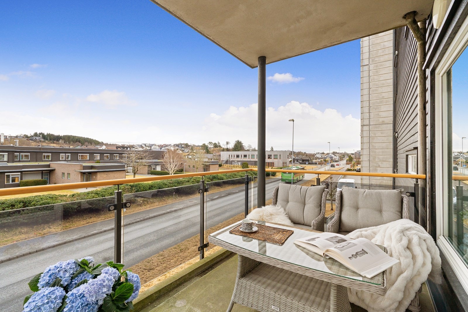 Romslig overbygget balkong med plass til utemøbler. Galleribilde