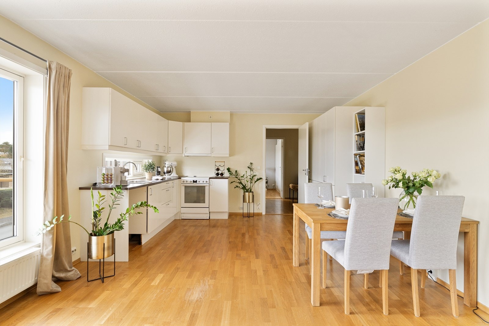 Åpen stue-/kjøkkenløsning med store vindusflater som gir mye naturlig dagslys. Galleribilde