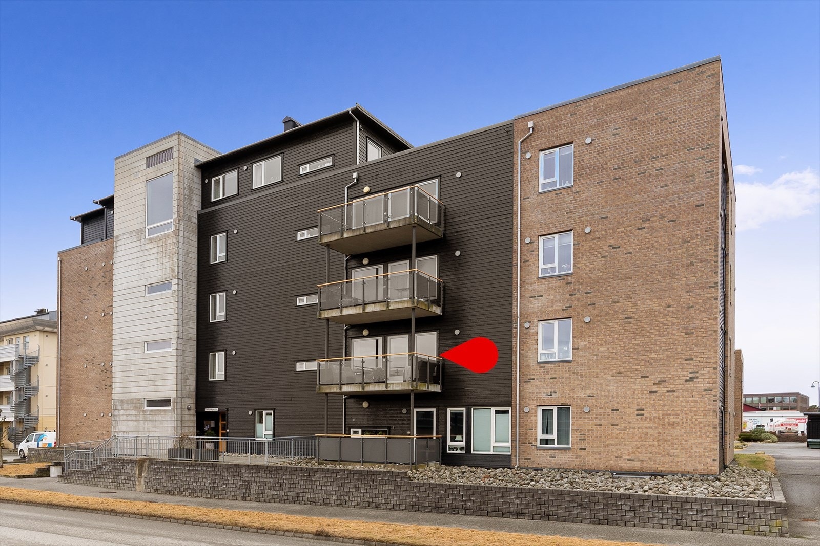 Kort avstand til barnehager, skoler og idrettsanlegg. Samt Sola sentrum sine mange fasiliteter. Galleribilde