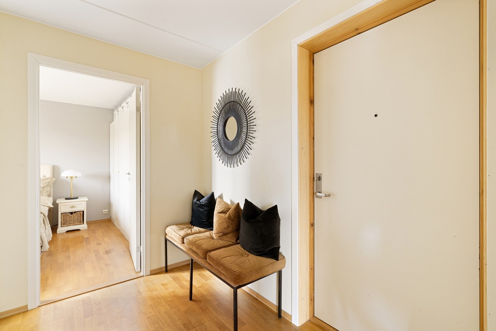 Lys entré med plass til å henge fra seg yttertøy. Galleribilde